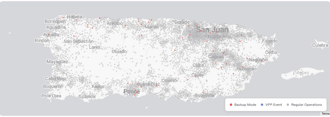 Mapa en vivo de la red VPP de Tesla en Puerto Rico — puntos rojos indican Powerwalls actualmente en modo respaldo, puntos grises indican operación normal